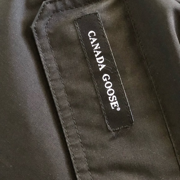 2020 Boys Large (14-16) Canada Goose Logan Parka. Currently priced online $850 - Picture 10 of 14